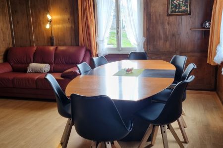 Wohnzimmer mit grossem Esstisch